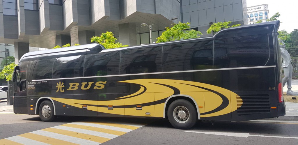Premium bus 28 seat_Beside-2